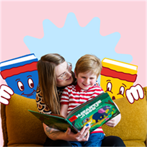 Een kindwordt door een vrouw voorgelezen uit een boek, terwijl twee mascottes van de voorleesmarathon van achter de bank meekijken